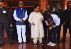 मायावती के पैर छूकर 10 सेकंड तक खड़े रहे आकाश आनंद, कांशी राम की पुण्यतिथि पर बुआ-भतीजे की मुलाकात ने खींचा ध्यान