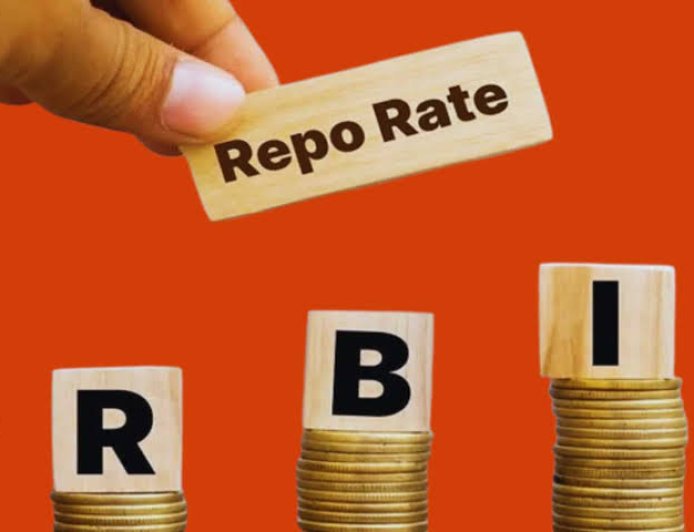 RBI ने बढ़ाया Repo Rate, महंगा होगा Loan!